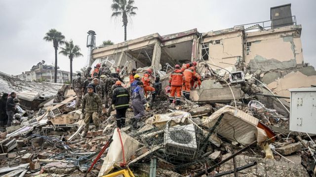 180 de persoane au fost arestate în Turcia din cauza prăbușirii clădirilor în timpul cutremurului