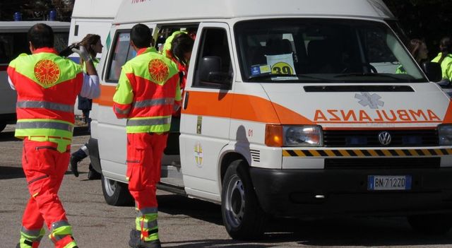 ++ Investe con l'auto una coppia e poi accoltella a morte ragazzo ++