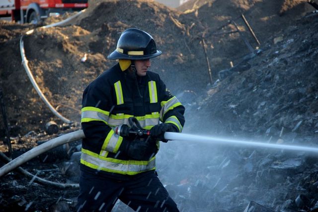 Incendiu la un depozit de rumeguș din Sîngera