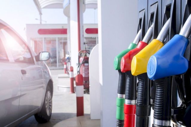 Carburanții se scumpesc din nou. Benzina cu 33 de bani, iar motorina cu 64