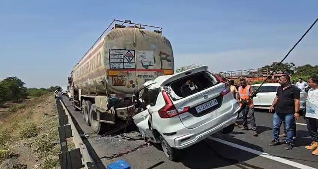 10 killed as car rams into truck on Ahmedabad-Vadodara Expressway