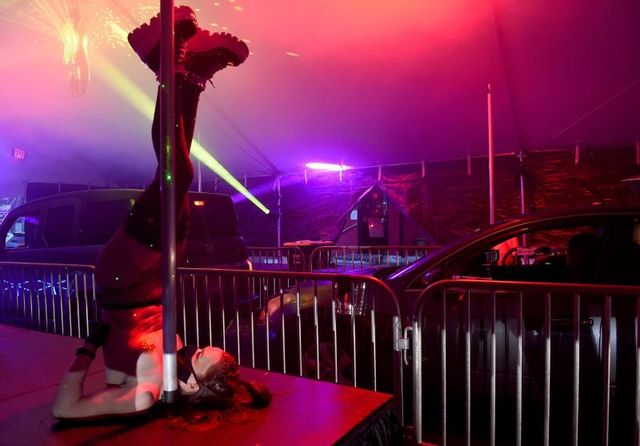 Polémica en Guadalajara por un curso de 'strip dance' solo para mujeres en San Valentín