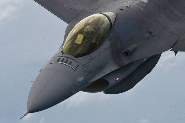 F-16 už jsou na Ukrajině, píše Bloomberg