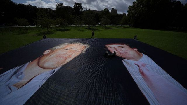 Detenidaws4 personas por proyectar una imagen de Trump y Epstein en el castillo de Windsor
