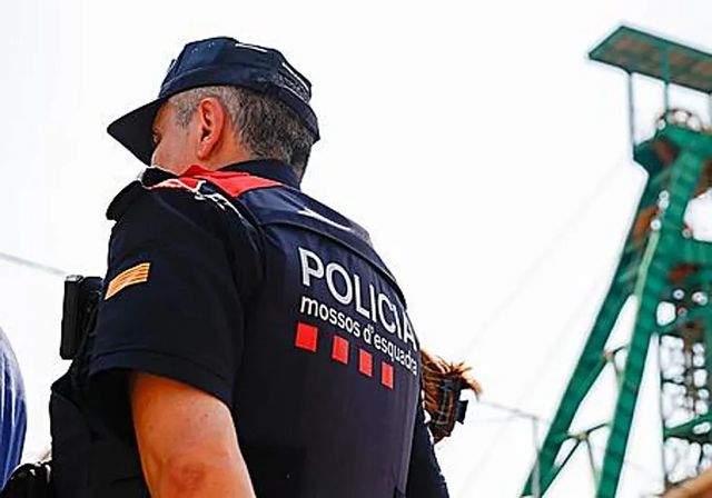 Hallan en Barcelona el cadáver de un anciano con el que convivían 2 familiares