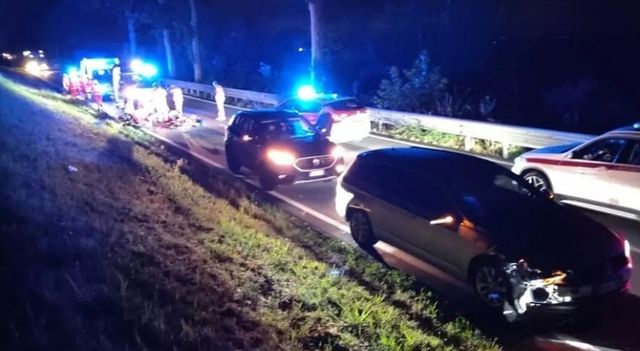 Reggio Emilia, auto investe due ragazzi in bicicletta. Morto 19enne