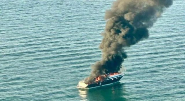 Yacht di 20 metri brucia in mezzo mare a Jesolo, fiamme altissime e a bordo 10 persone