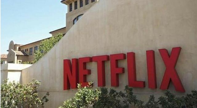 Netflix presenta offerta per acquisire Warner Bros, il piano con un prestito ponte da decine di miliardi