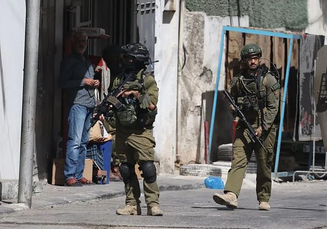 El ejército israelí mata a un matrimonio palestino y sus dos hijos pequeños en Cisjordania