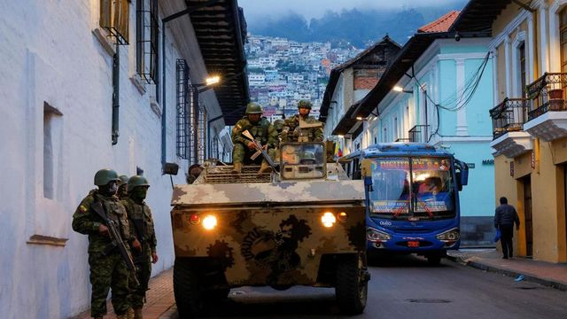 Ecuador nel caos, rivolte nelle carceri e irruzione di uomini armati durante la diretta tv