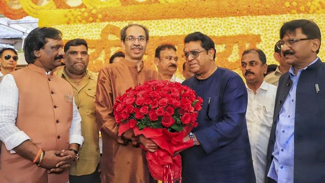 Raj Thackeray enters 'Matoshree' after 13 yrs to greet Uddhav on birthday