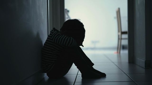 Súlyosan bántalmazhattak egy másfél éves kisfiút a szekszárdi gyermekotthonban