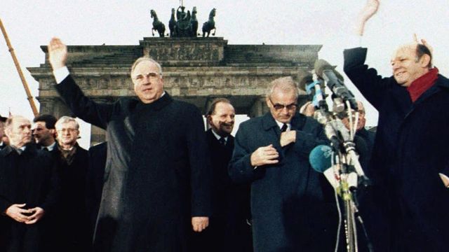 Así contó La Vanguardia la caída del muro de Berlín hace 35 años