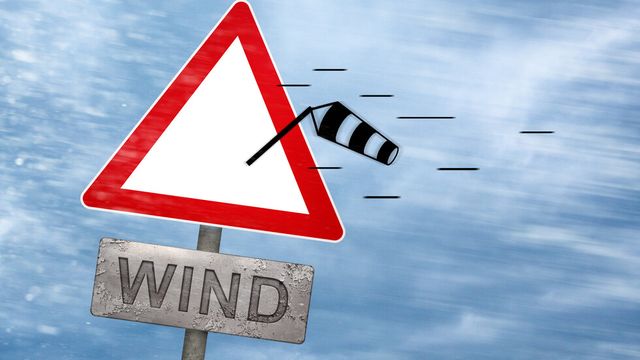 Места без ток и материални щети заради силния вятър в Сливен