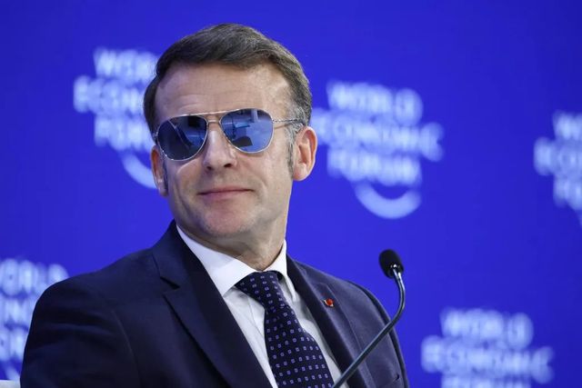 Macron e gli occhiali alla Top Gun a Davos, ecco perché