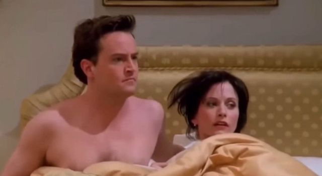 Friends, Monica ricorda Matthew Perry: “Mi manchi ogni giorno”, e posta il video del primo risveglio da fidanzati