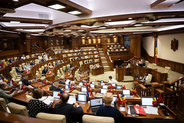 Moment de reculegere la prima ședință a Parlamentului din această sesiune