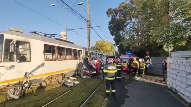 Barbatul mort in accidentul de tramvai era angajat SPP si sotul femeii care a fost stropita cu benzina de piromanul din Parlament