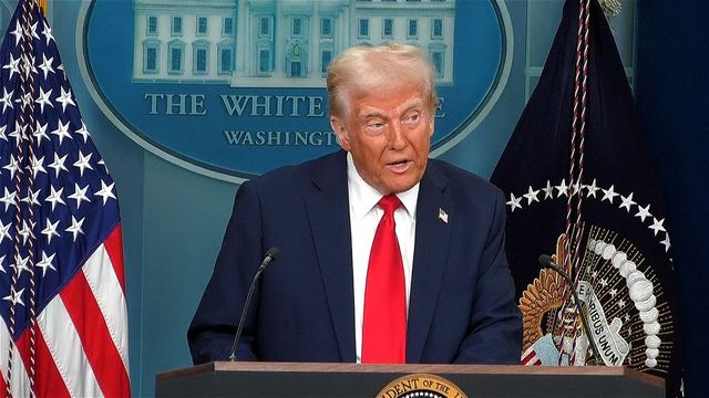 Trump podepsal nařízení zavádějící cla na dovoz z Číny, Kanady a Mexika