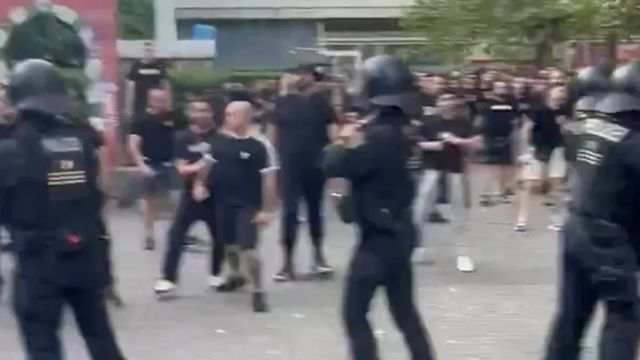 La gran pelea entre aficionados del Rayo Vallecano y el Crystal Palace en Leipzig