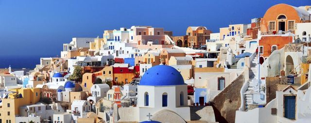 Sciame sismico a Santorini, turisti e stagionali lasciano l'isola