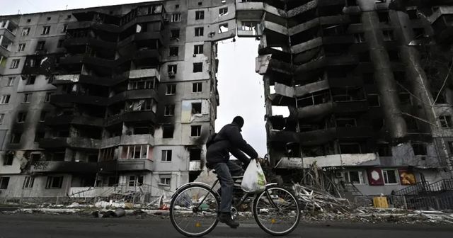 Guerra in Ucraina, a Praga centinaia di persone in piazza a sostegno di Kiev