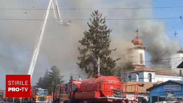 Incendiu puternic la o biserică din Prahova. 120 de persoane s-au autoevacuat