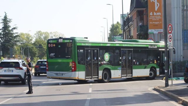 ++ Autobus travolge una moto in centro a Milano, 4 feriti ++