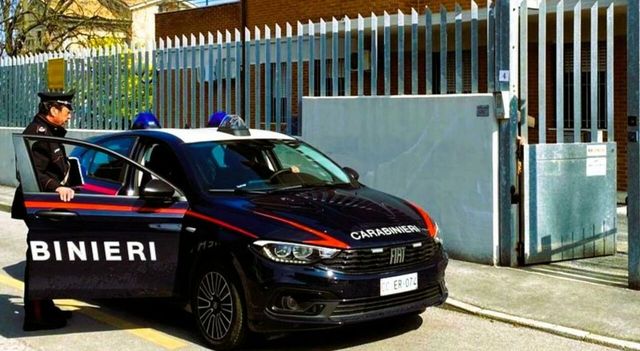 Roma, 41enne aggredita in strada dal suocero con un'ascia