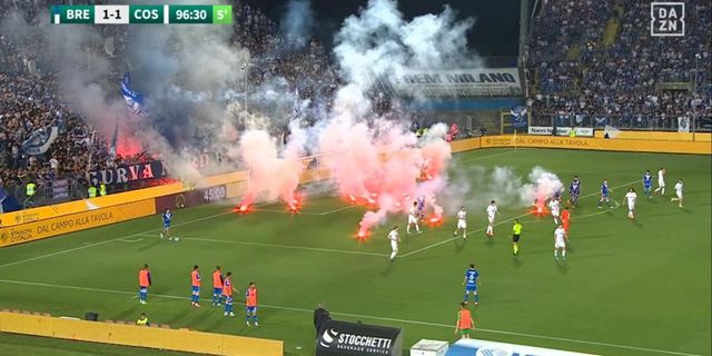 Brescia-Cosenza sospesa a pochi minuti dalla fine: lancio di fumogeni dalla curva e invasione