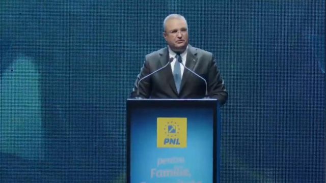 Moment artistc la reuniunea PNL: Deputatul Florin Roman i-a cântat “Tu, Ardeal” lui Ciucă, în aplauzele timide ale liberalilor