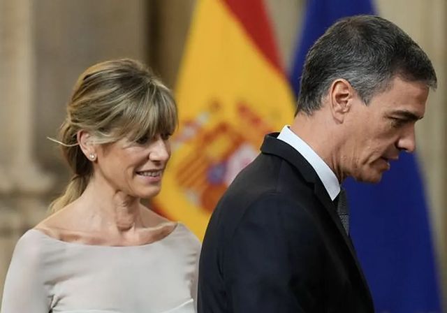 Begoña Gómez entrega su pasaporte tras volver de la graduación de su hija en Londres