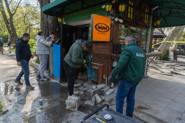 A început desființarea construcțiilor ilegale din Parcul Cișmigiu