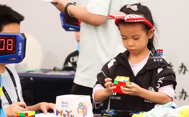 Egy hatéves kínai kislány megdöntötte a Rubik-kocka kirakás rekordját
