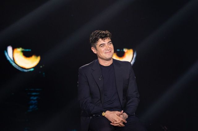 Anticipazioni Belve, Riccardo Scamarcio: “Con Monica Bellucci, un amplesso finto per 7 ore. Le droghe? Provato quasi tutto”