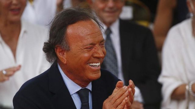 Las exempleadas de Julio Iglesias le demandan en la Audiencia Nacional por agresión sexual