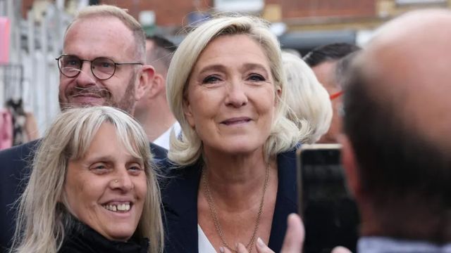 La ultraderechista Le Pen se distancia del Gobierno de Barnier y Macron