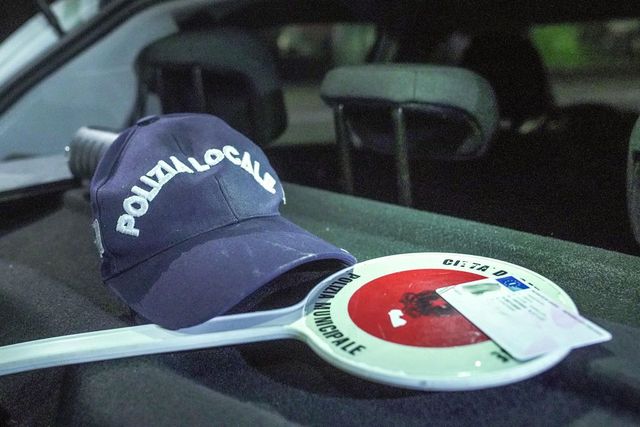 Venezia, schiva un pedone ma bestemmia davanti ai vigili: multa da 102 euro