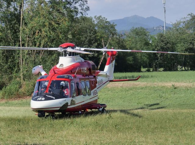 Si tuffano nel fiume per salvare una ragazza, morti il padre e lo zio