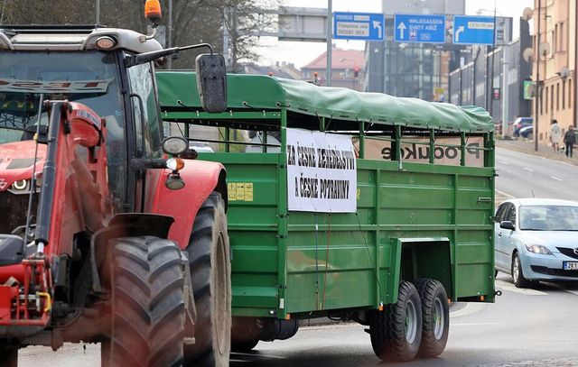 Zemědělci hodlají ve čtvrtek vyjet s traktory do ulic