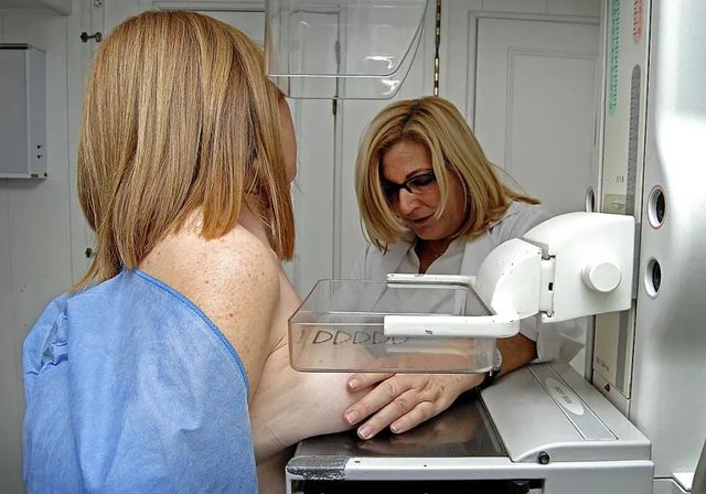 El cáncer de mama afecta a un 65% más de mujeres españolas, aunque mata casi a la mitad