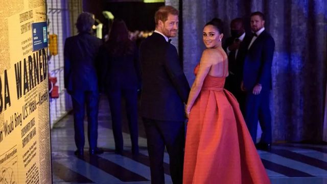 Meghan Markle responde a Trump con un beso público al príncipe Harry