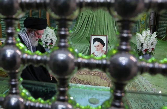 Ali Jamenei sale de su refugio en Irán