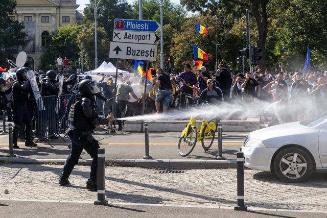 Protest violent în Piața Victoriei. Bilanțul Jandarmeriei: 47 de persoane duse la poliție, 10 jandarmi răniți, două autospeciale avariate