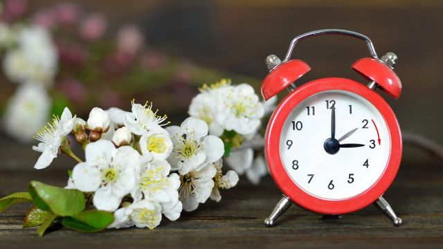 Местим стрелките на часовника към лятното часово време