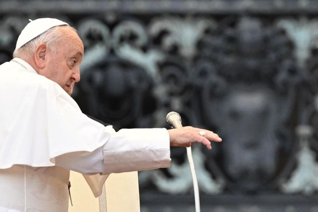 Conti vaticani in rosso, il Papa taglia stipendio ai cardinali