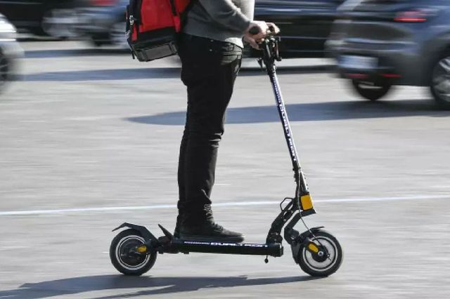 Nicușor Dan a promulgat legea care schimbă regulile pentru o parte dintre românii care au trotinete electrice