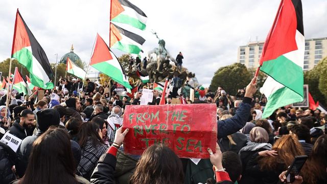 Ezrek tüntettek a palesztinok mellett Németországban