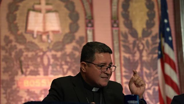 León XIV nombra obispo a un migrante salvadoreño crítico con Trump