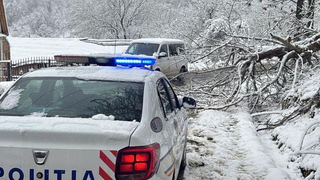 Străzi acoperipe pe alocuri cu zăpadă, în mai multe județe